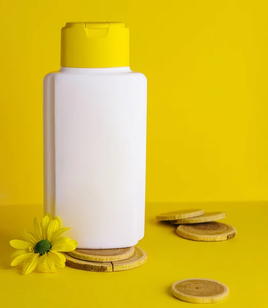 Kosmetické Přípravky Heřmánkovými Květy Žlutém Pozadí — Stock fotografie