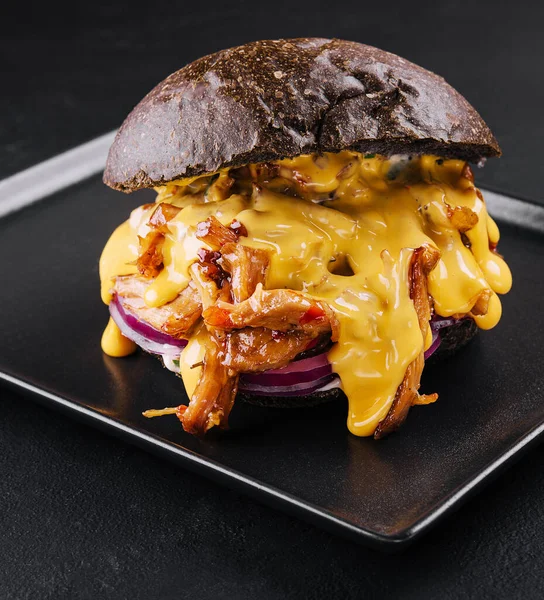 Zwarte Hamburger Met Getrokken Varkensvlees Zwart — Stockfoto