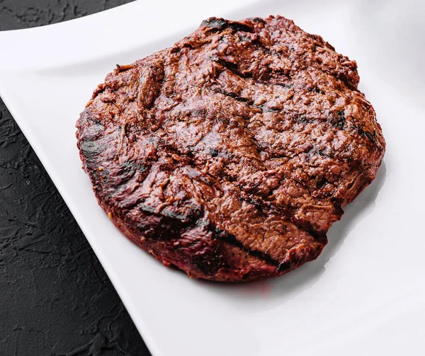 Steak Auf Weißem Teller Aus Nächster Nähe — Stockfoto