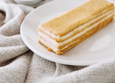 Napolyon keki tabakta, yakın plan.