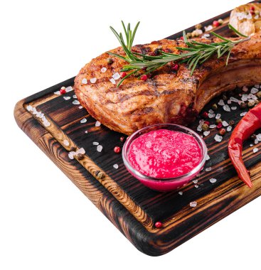 Kesme tahtasında Barbekü Domahawk Bifteği