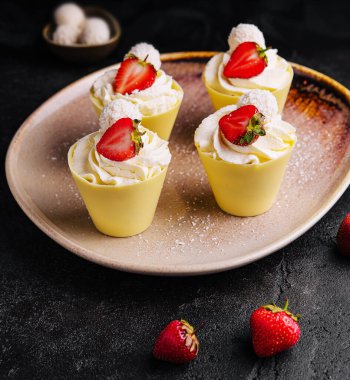 Çilekli ve raffaellolu güzel pavlova kekleri.