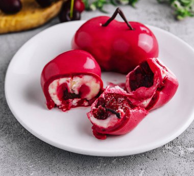 Ayna jöleli ve kirazlı kremalı pasta.