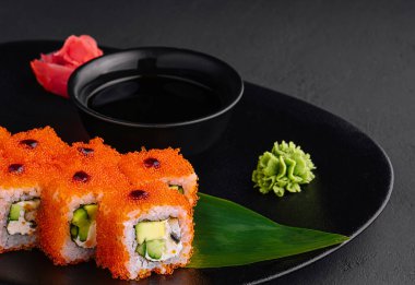 Uramaki California 'yı siyah tabakla kapatın.