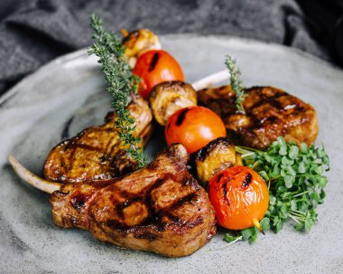 Lezzetli ızgara domuz pirzolası