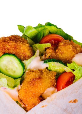 Pide ekmeğinde kızarmış tavuk dürümü ve taze sebze.