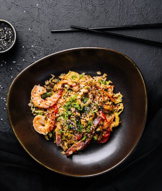 Çin tavasında hazırlanmış deniz ürünleri ve sebzeli pilav manzarası.