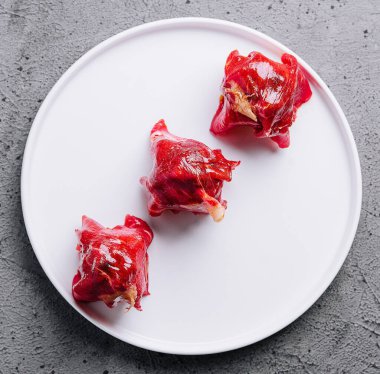 Geleneksel İspanyol jamonu beyaz bir tabakta zarif bir şekilde servis edilir.