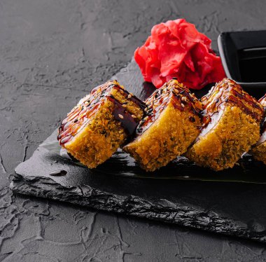 Maki Sushi karanlık desen arkaplanına ayarlandı