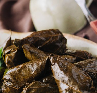 Dolma lahanası üzümlü yaprakları sarıyor.