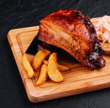 Restoranda ana yemek olarak ızgara domuz pirzolası.