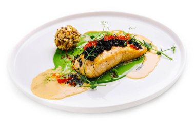 Kırmızı ve siyah havyarlı kızarmış somon.