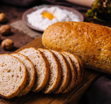 Gemide dilimlenmiş ekmek ve taze yumurta ile un.