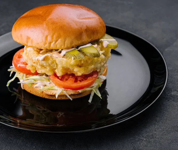 Fried Fish Fillet Burger Black Plate — Stockfoto