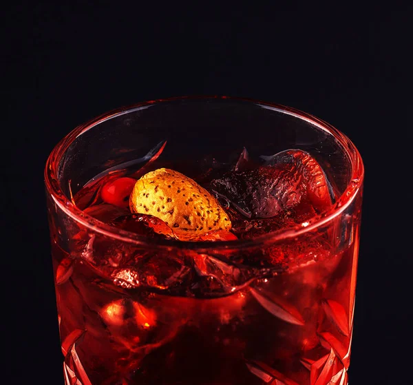 Cocktail Bebida Vermelha Frasco Vidro Com Cereja — Fotografia de Stock