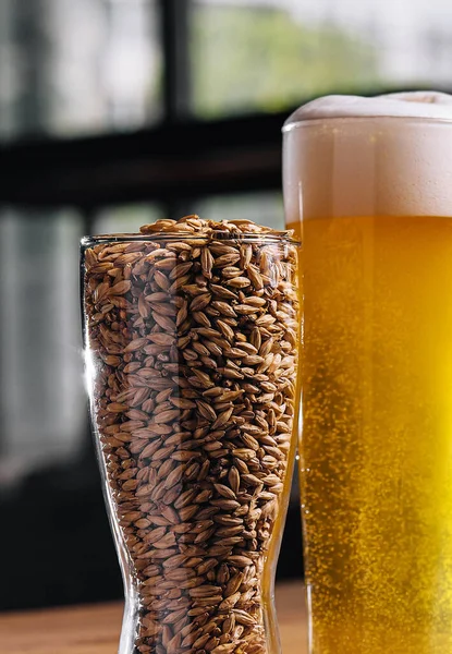 Glas Bier Mit Einem Glas Weizen — Stockfoto