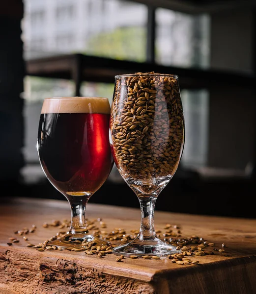 Frisches Dunkles Bier Mit Einem Glas Weizen — Stockfoto
