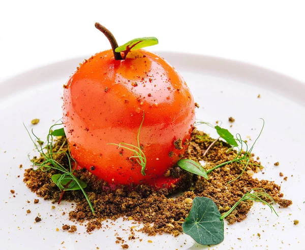 白い皿の上にトマトの形をした珍しいデザート — ストック写真