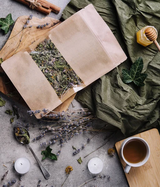 Getrocknete Und Frische Teeblätter Mit Tee Honig Und Zimt — Stockfoto