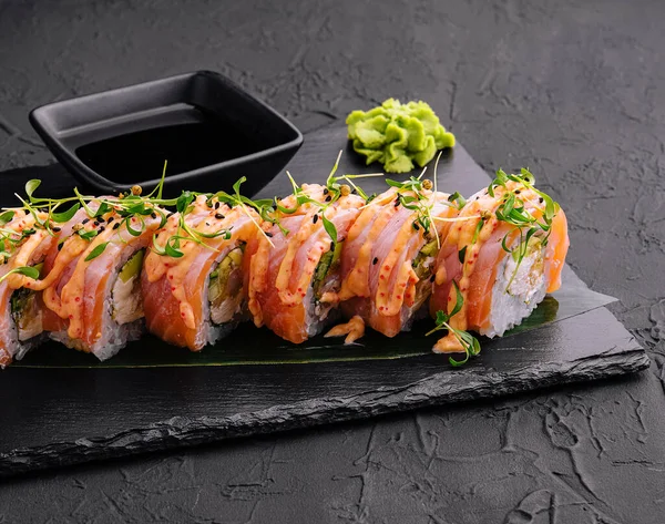Tuňák Sushi Roll Černé Desce — Stock fotografie