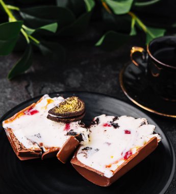 Dilimlenmiş çikolatalı Oreo siyah tabakta.