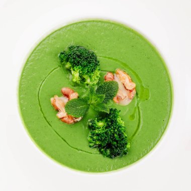 Cevizli bir kase brokoli kremalı çorba.