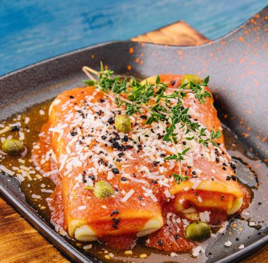 Tavada çilek reçeli krep.