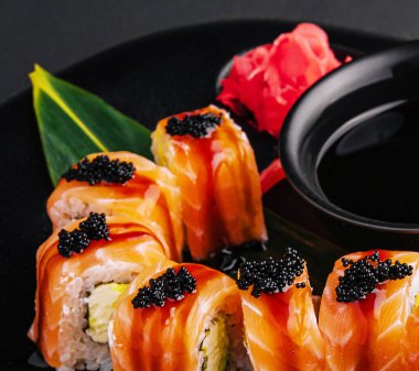 Siyah tabakta avokadolu Philadelphia suşisi.