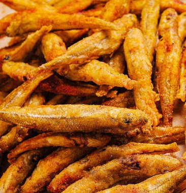 Kurutulmuş küçük tuzlanmış balık yığını. Yakın çekim.