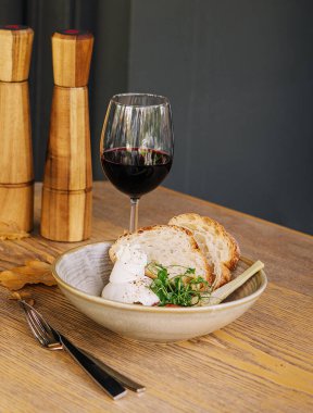 İtalyan salatası, Burrata peyniri, domates ve soslu bruschetta.