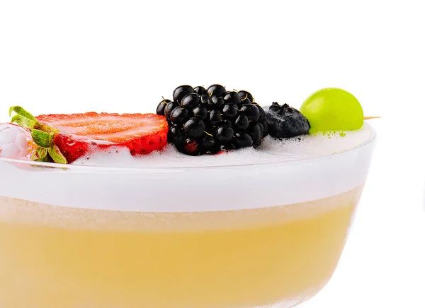 用白色泡沫和浆果包裹住黄色的鸡尾酒 — 图库照片