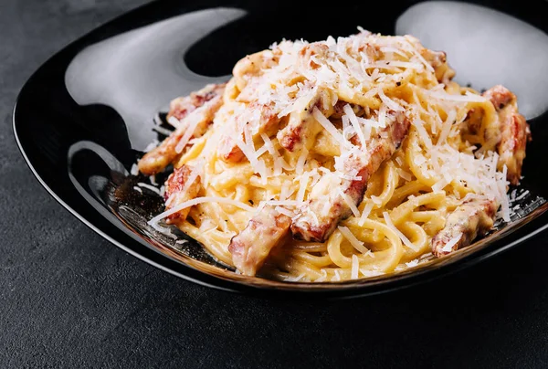 Спагетті Карбонара Чорній Тарілці — стокове фото