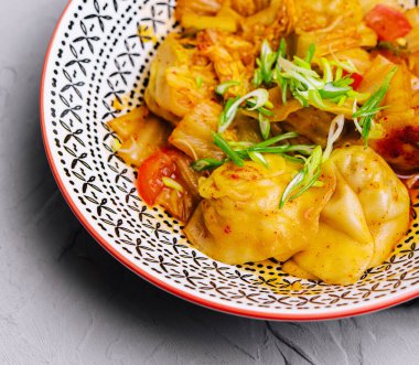 Tabaktaki Çin böreklerinin yakın çekimi.