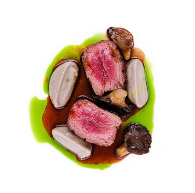 Soslu ördek filetosu ve izole mantar.