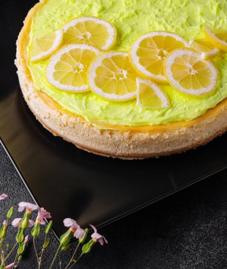 Siyah tabakta Limonlu Cheesecake