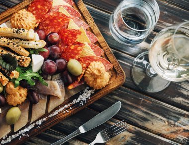 Peynir, et, üzüm ve zeytinli antipasto.