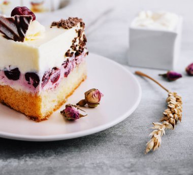 Tabakta vişneli kek dilimi