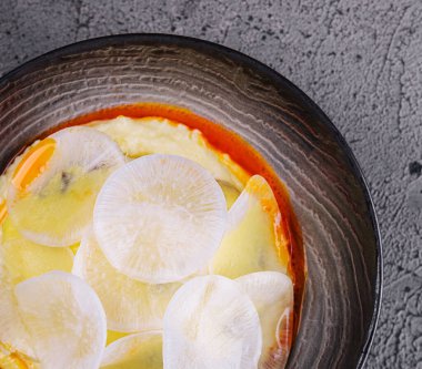 Turp manzaralı çorba püresi.