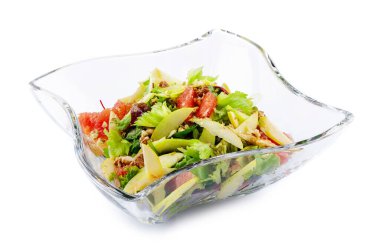 Beyaz arka planda lezzetli greyfurt salatası tabağı.