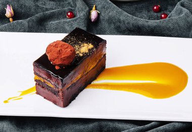 Sacher tatlısını beyaz tabakta yakın.