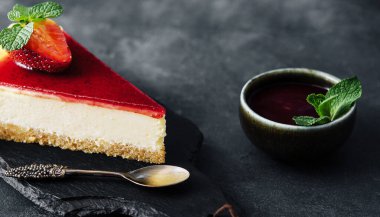 Çilekli cheesecake dilimi. Koyu renge yakın.