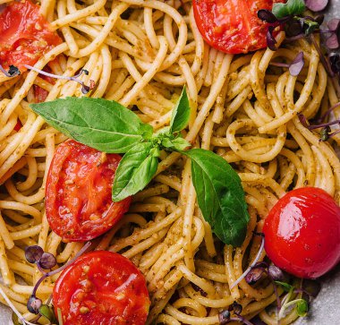 Vejetaryen Makarna spagetti fesleğen pesto ve kiraz domates ile