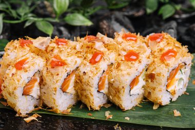 Siyah tabakta suşi dürümleri.