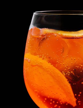 Aperol spritz siyah arka plan üzerine kokteyl bardak