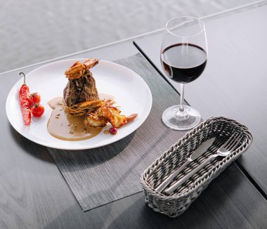 A delicious shrimp scampi dish with red wine