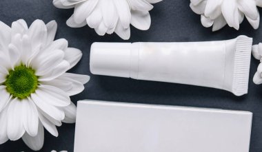 Papatyalı krema tüpü. Kozmetik modelleme şablonu, boş sarı etiket