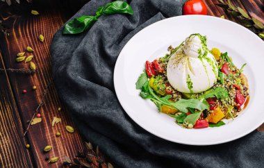 Burrata peynirli, ızgara şeftalili, roka ve mikro yeşillikli nefis yaz salatası.