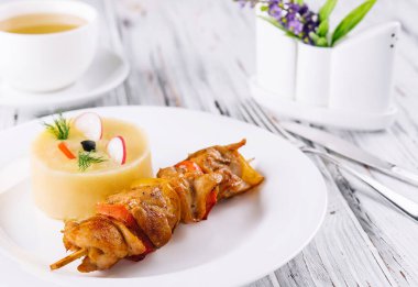 Izgara sebze şişleri ve patates püresi ile tavuk.