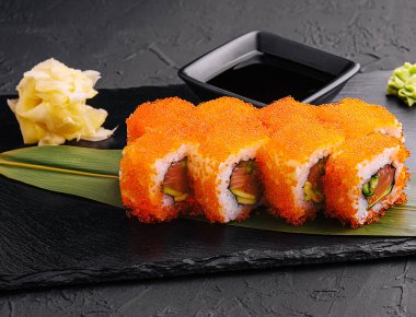 Suşi Philadelphia 'yı siyah bir levhada yuvarlıyor