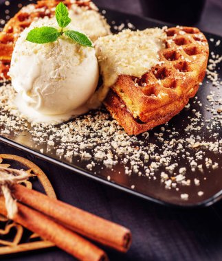 Ice cream with belgian waffles, fresh mint, vanila topping and cinnamon